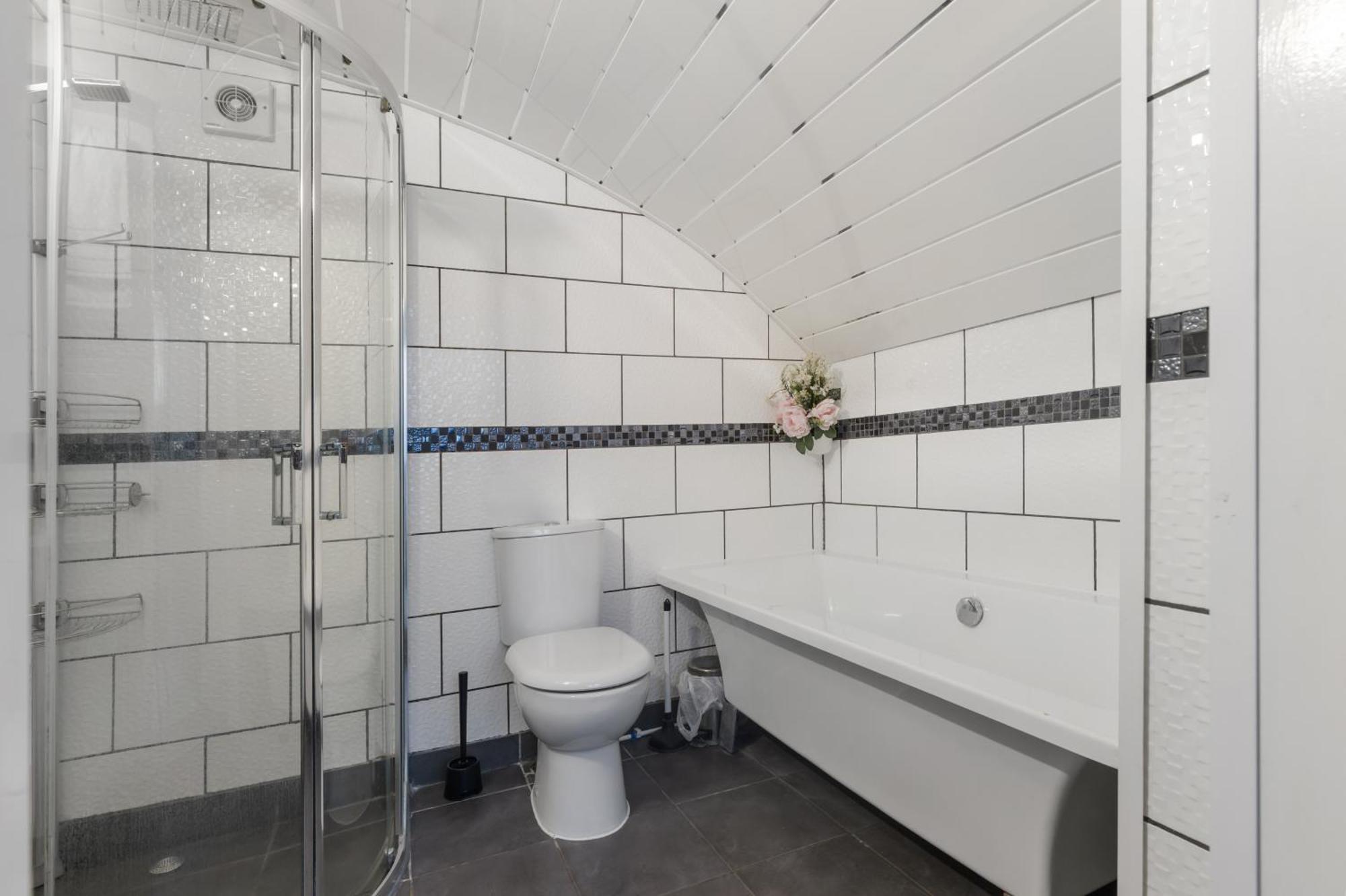 Bright & Cosy 2 Bedroom With Garden In Apartment *