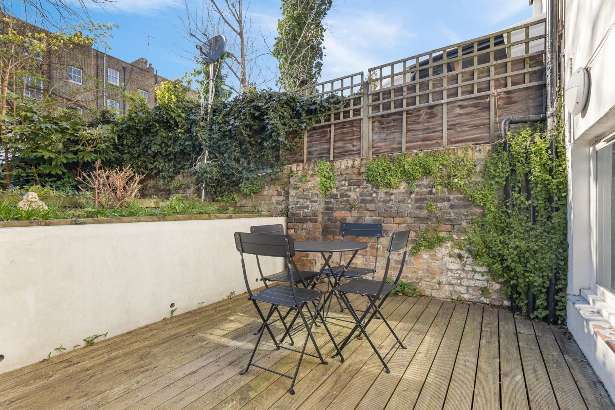 Bright & Cosy 2 Bedroom With Garden In Apartment *